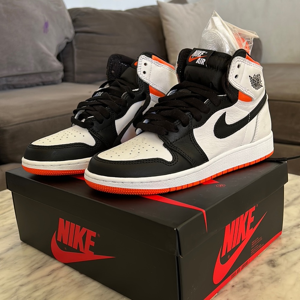 Nike Air Jordan 1 Retro High OG GS Size 4Y